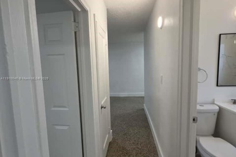 Villa ou maison à louer à Hollywood, Floride: 2 chambres, 74.32 m2 № 1966899 - photo 8