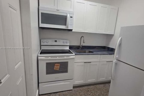 Villa ou maison à louer à Hollywood, Floride: 2 chambres, 74.32 m2 № 1966899 - photo 1