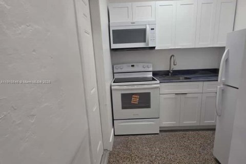 Villa ou maison à louer à Hollywood, Floride: 2 chambres, 74.32 m2 № 1966899 - photo 5