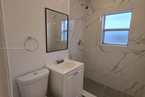 Villa ou maison à louer à Hollywood, Floride: 2 chambres, 74.32 m2 № 1966899 - photo 2