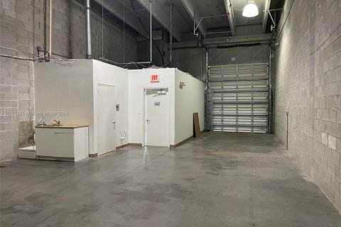 Propiedad comercial en alquiler en Sweetwater, Florida № 1098907 - foto 1