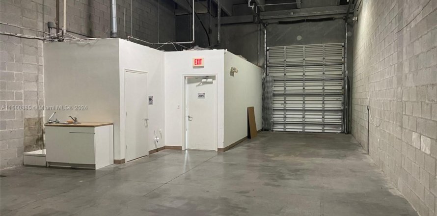 Propiedad comercial en Sweetwater, Florida № 1098907