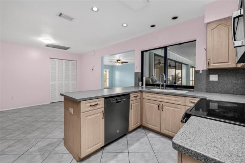 House in Punta Gorda, Florida 3 bedrooms, 137.4 sq.m. № 2291071 - photo 19