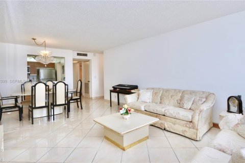 Condo in Hollywood, Florida, 1 bedroom  № 2001666 - photo 2