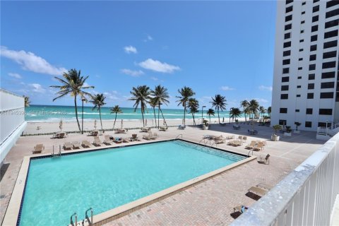 Condo in Hollywood, Florida, 1 bedroom  № 2001666 - photo 17