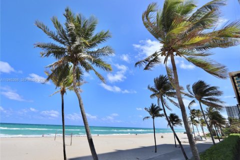 Condo in Hollywood, Florida, 1 bedroom  № 2001666 - photo 21