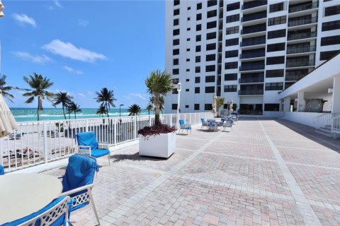Condo in Hollywood, Florida, 1 bedroom  № 2001666 - photo 16