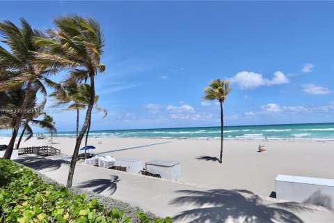 Condo in Hollywood, Florida, 1 bedroom  № 2001666 - photo 20