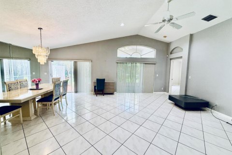 House in Boynton Beach, Florida 3 bedrooms, 165.55 sq.m. № 2247119 - photo 13