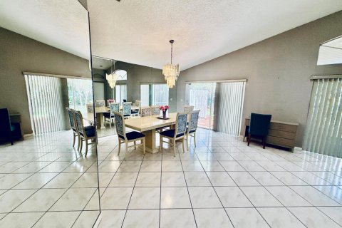 House in Boynton Beach, Florida 3 bedrooms, 165.55 sq.m. № 2247119 - photo 12