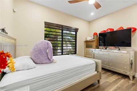 House in Miami, Florida 3 bedrooms, 177.81 sq.m. № 1928589 - photo 23