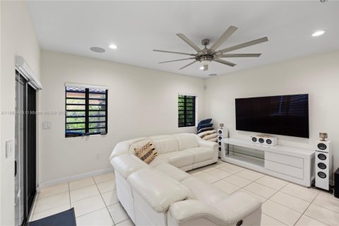 House in Miami, Florida 3 bedrooms, 177.81 sq.m. № 1928589 - photo 12