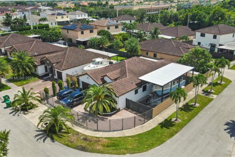 House in Miami, Florida 3 bedrooms, 177.81 sq.m. № 1928589 - photo 2