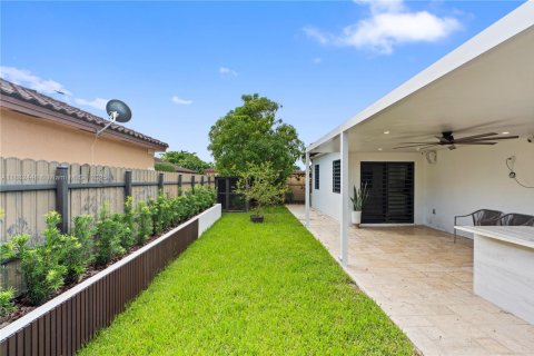 House in Miami, Florida 3 bedrooms, 177.81 sq.m. № 1928589 - photo 28