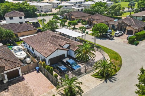 House in Miami, Florida 3 bedrooms, 177.81 sq.m. № 1928589 - photo 5