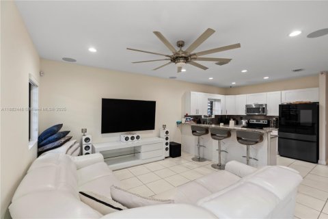 House in Miami, Florida 3 bedrooms, 177.81 sq.m. № 1928589 - photo 13