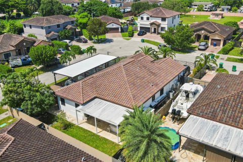 House in Miami, Florida 3 bedrooms, 177.81 sq.m. № 1928589 - photo 4