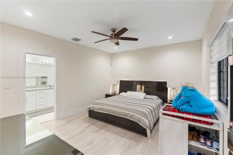 House in Miami, Florida 3 bedrooms, 177.81 sq.m. № 1928589 - photo 14