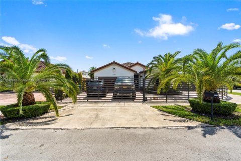 House in Miami, Florida 3 bedrooms, 177.81 sq.m. № 1928589 - photo 6