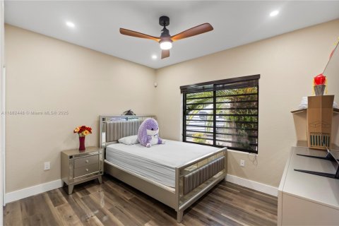 House in Miami, Florida 3 bedrooms, 177.81 sq.m. № 1928589 - photo 25