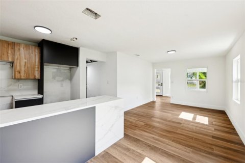 Casa en alquiler en Winter Park, Florida, 5 dormitorios, 198.07 m2 № 1910661 - foto 18