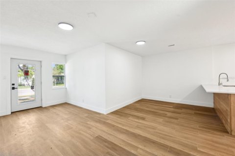 Casa en alquiler en Winter Park, Florida, 5 dormitorios, 198.07 m2 № 1910661 - foto 9