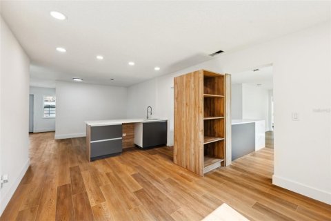 Casa en alquiler en Winter Park, Florida, 5 dormitorios, 198.07 m2 № 1910661 - foto 13