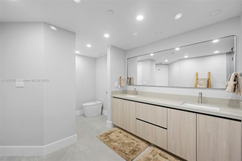 Condominio en venta en Aventura, Florida, 2 dormitorios, 179.86 m2 № 1823738 - foto 15
