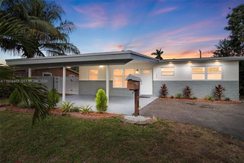House in Hallandale Beach, Florida 3 bedrooms, 139.17 sq.m. № 1982754 - photo 15