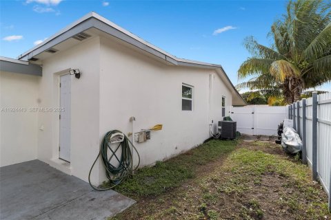 House in Hallandale Beach, Florida 3 bedrooms, 139.17 sq.m. № 1982754 - photo 11
