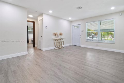 House in Hallandale Beach, Florida 3 bedrooms, 139.17 sq.m. № 1982754 - photo 22