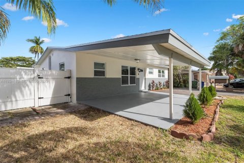 House in Hallandale Beach, Florida 3 bedrooms, 139.17 sq.m. № 1982754 - photo 13