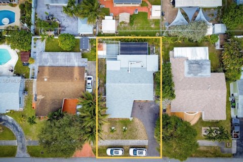 House in Hallandale Beach, Florida 3 bedrooms, 139.17 sq.m. № 1982754 - photo 2