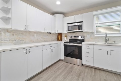 House in Hallandale Beach, Florida 3 bedrooms, 139.17 sq.m. № 1982754 - photo 25