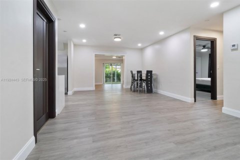 House in Hallandale Beach, Florida 3 bedrooms, 139.17 sq.m. № 1982754 - photo 19