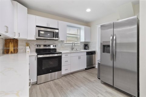 House in Hallandale Beach, Florida 3 bedrooms, 139.17 sq.m. № 1982754 - photo 26