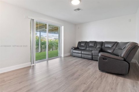 House in Hallandale Beach, Florida 3 bedrooms, 139.17 sq.m. № 1982754 - photo 23