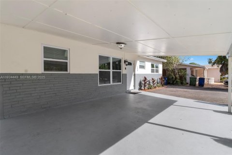House in Hallandale Beach, Florida 3 bedrooms, 139.17 sq.m. № 1982754 - photo 14