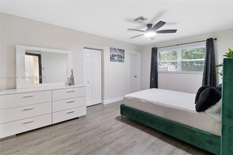 House in Hallandale Beach, Florida 3 bedrooms, 139.17 sq.m. № 1982754 - photo 5