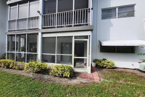 Condo in Hollywood, Florida, 1 bedroom № 2190362 - photo 12