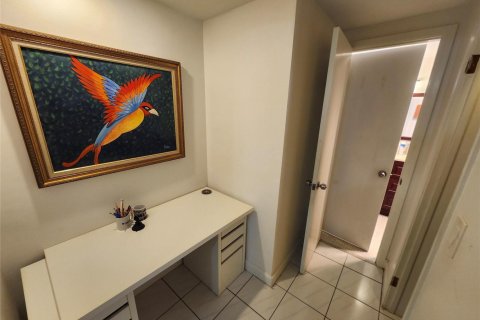 Condo in Hollywood, Florida, 1 bedroom № 2190362 - photo 16