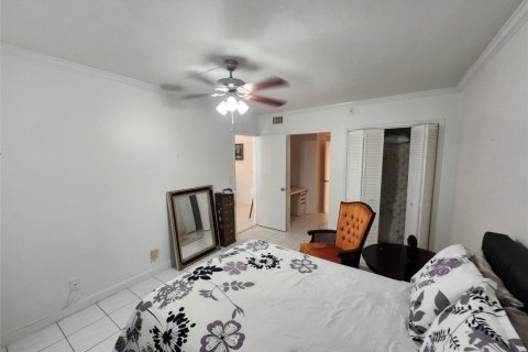 Condo in Hollywood, Florida, 1 bedroom № 2190362 - photo 15