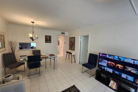 Condo in Hollywood, Florida, 1 bedroom № 2190362 - photo 9