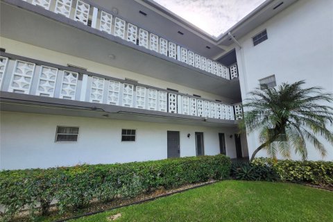 Condo in Hollywood, Florida, 1 bedroom № 2190362 - photo 2