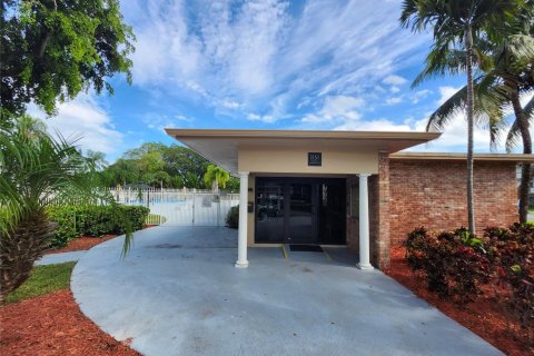 Condo in Hollywood, Florida, 1 bedroom № 2190362 - photo 19