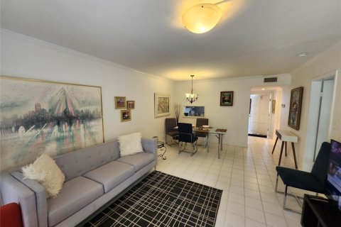 Condo in Hollywood, Florida, 1 bedroom № 2190362 - photo 8