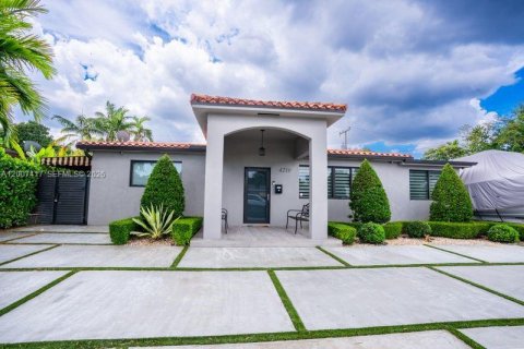 Villa ou maison à vendre à Hialeah, Floride: 5 chambres, 195.09 m2 № 2154489 - photo 2