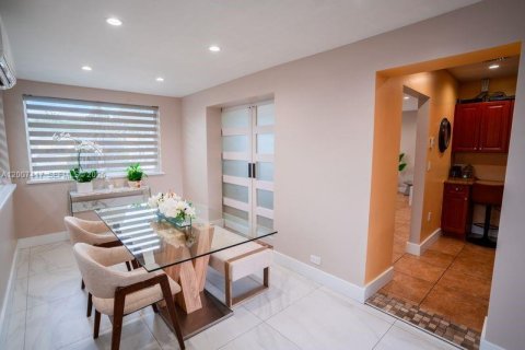 Villa ou maison à vendre à Hialeah, Floride: 5 chambres, 195.09 m2 № 2154489 - photo 8