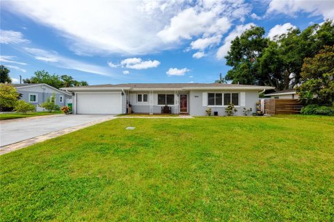 House in Clearwater, Florida 3 bedrooms, 144.83 sq.m. № 2149530