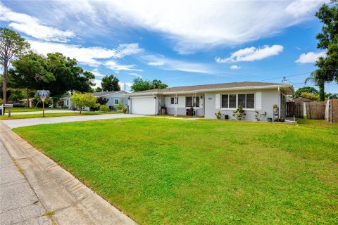 House in Clearwater, Florida 3 bedrooms, 144.83 sq.m. № 2149530 - photo 2